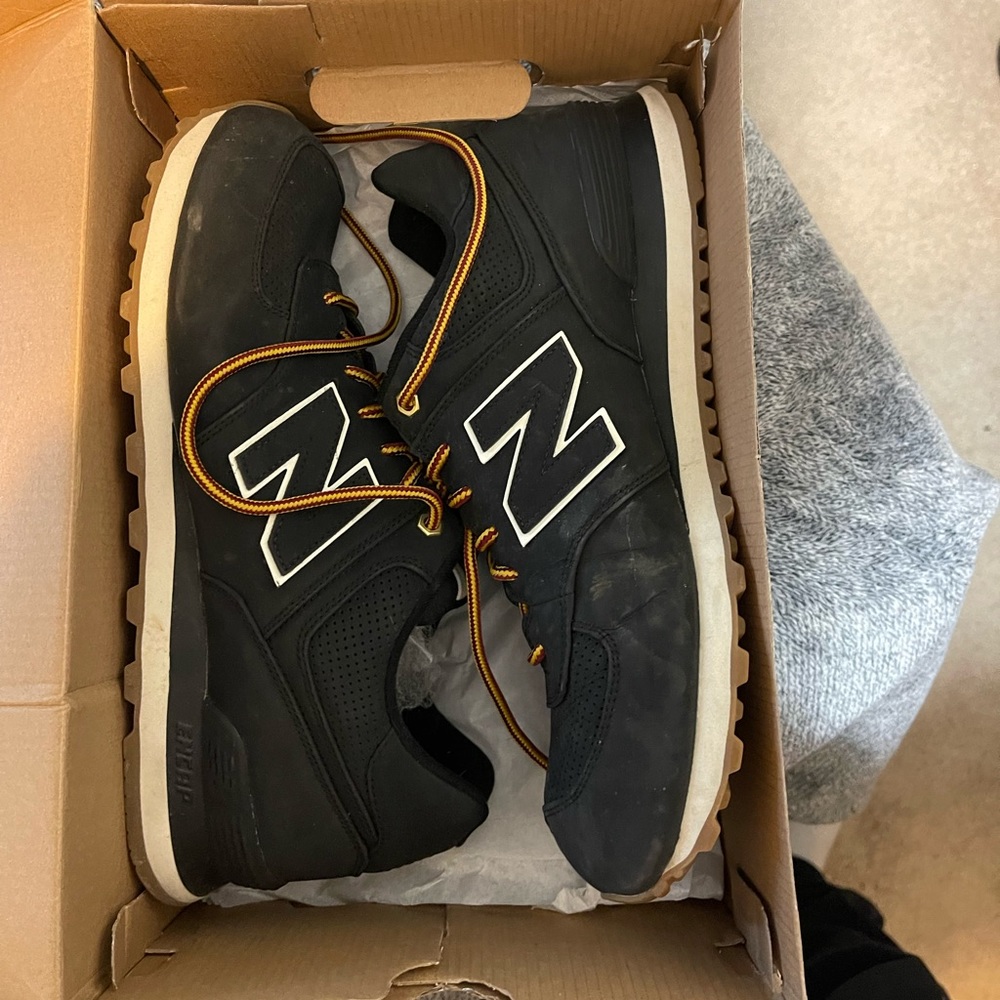 Mens new balance lifestyle shoes size 12. Very versatile shoes!